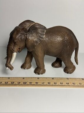 Vintage 2004 Schleich African Elephant figurine figure toy collectible